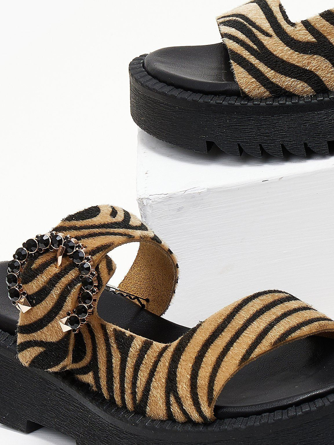 Σανδάλια flatforms από συνθετικό ponyskin με στρας TFP - Μαύρο/Μπεζ - thefashionproject.gr - TFP