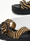 Σανδάλια flatforms από συνθετικό ponyskin με στρας TFP - Μαύρο/Μπεζ - thefashionproject.gr - TFP