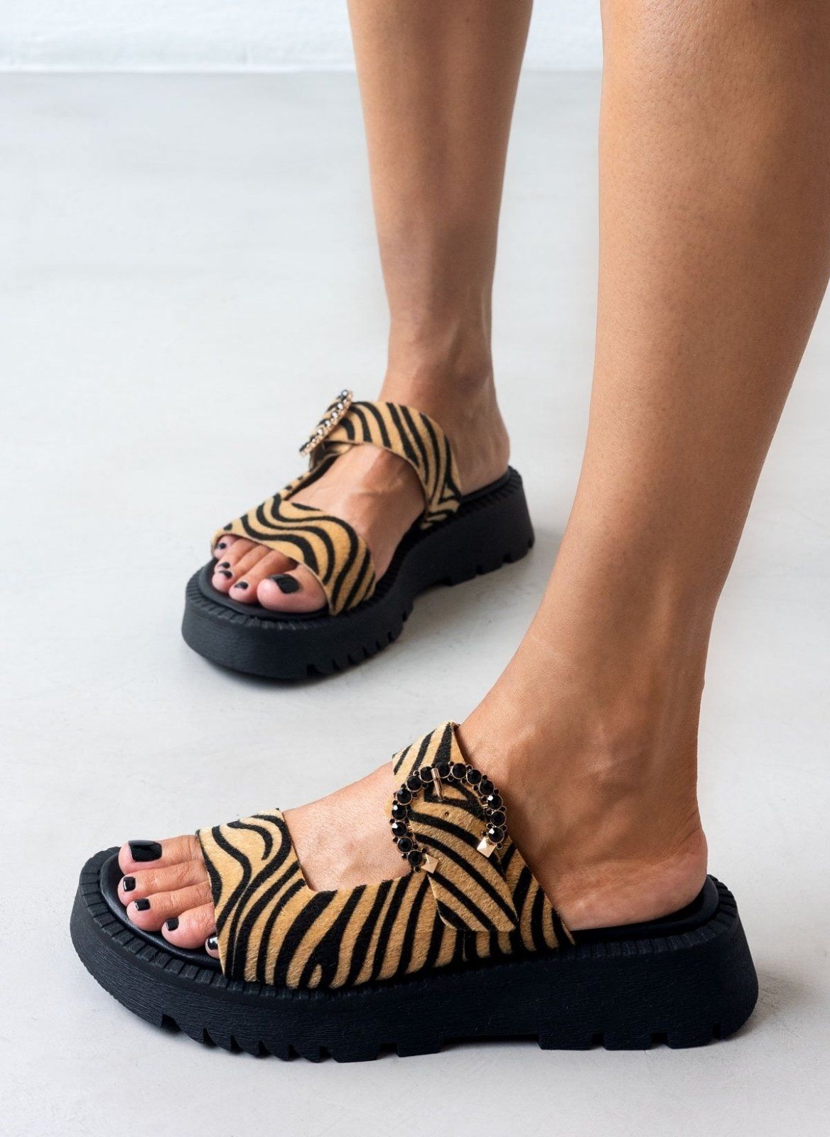 Σανδάλια flatforms από συνθετικό ponyskin με στρας TFP - Μαύρο/Μπεζ - thefashionproject.gr - TFP