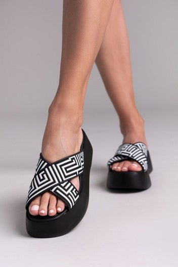 Σανδάλια flatforms crossover με print Estil - Μαύρο - thefashionproject.gr - Estil