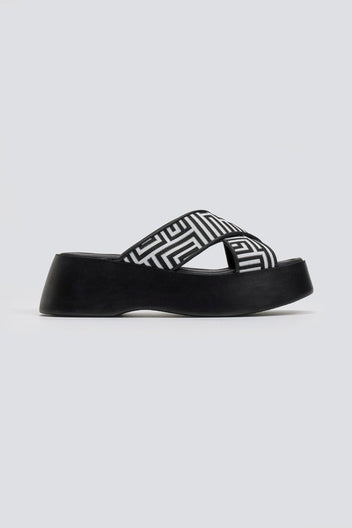 Σανδάλια flatforms crossover με print Estil - Μαύρο - thefashionproject.gr - Estil