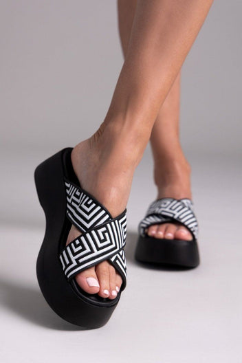 Σανδάλια flatforms crossover με print Estil - Μαύρο - thefashionproject.gr - Estil