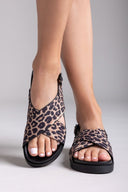 Σανδάλια flatforms crossover με print ONLY 15348046 - Leopard - thefashionproject.gr - ONLY