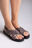 Σανδάλια flatforms crossover με print ONLY 15348046 - Leopard - thefashionproject.gr - ONLY