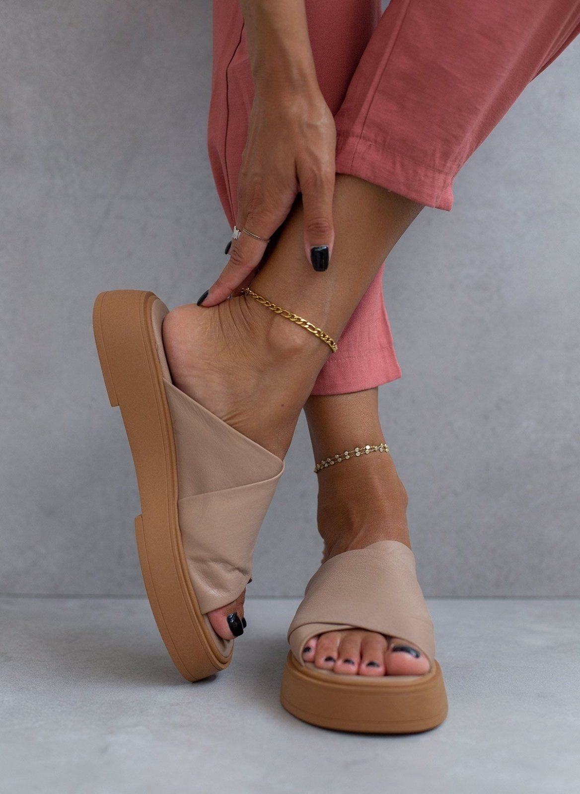Σανδάλια flatforms δερμάτινα crossover Iris Sandals - Μπεζ - thefashionproject.gr - IRIS