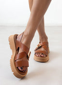 Σανδάλια flatforms δερμάτινα crossover TFP - Κάμελ - thefashionproject.gr - TFP