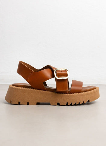 Σανδάλια flatforms δερμάτινα crossover TFP - Κάμελ - thefashionproject.gr - TFP