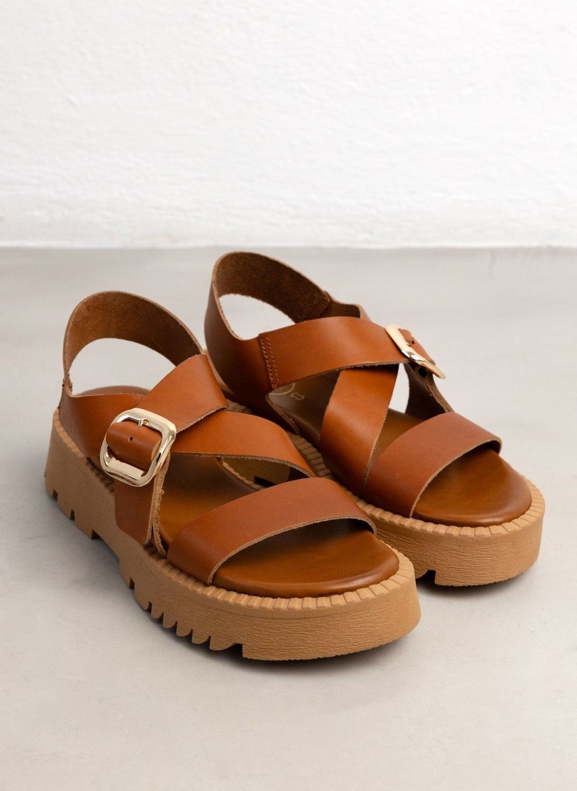 Σανδάλια flatforms δερμάτινα crossover TFP - Κάμελ - thefashionproject.gr - TFP