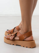 Σανδάλια flatforms δερμάτινα crossover TFP - Κάμελ - thefashionproject.gr - TFP
