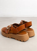 Σανδάλια flatforms δερμάτινα crossover TFP - Κάμελ - thefashionproject.gr - TFP