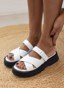 Σανδάλια flatforms δερμάτινα crossover TFP - Λευκό - thefashionproject.gr - TFP