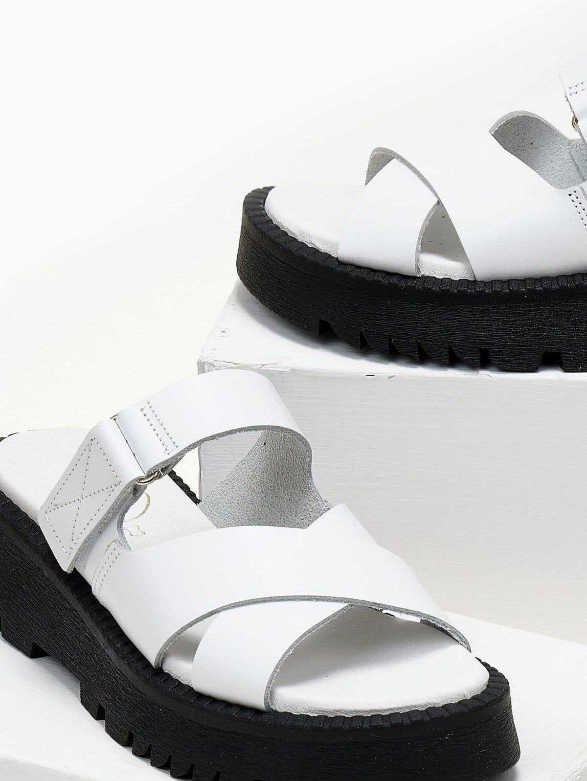 Σανδάλια flatforms δερμάτινα crossover TFP - Λευκό - thefashionproject.gr - TFP