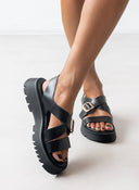 Σανδάλια flatforms δερμάτινα crossover TFP - Μαύρο - thefashionproject.gr - TFP