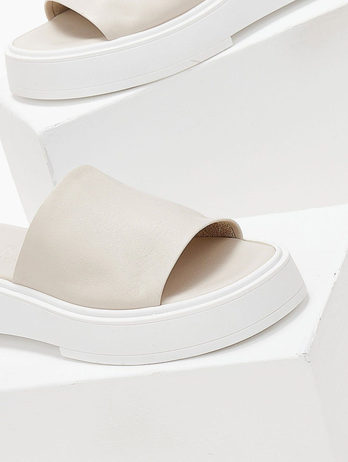 Σανδάλια flatforms δερμάτινα με φαρδιά φάσα Iris Sandals - Ζαχαρί - thefashionproject.gr - IRIS
