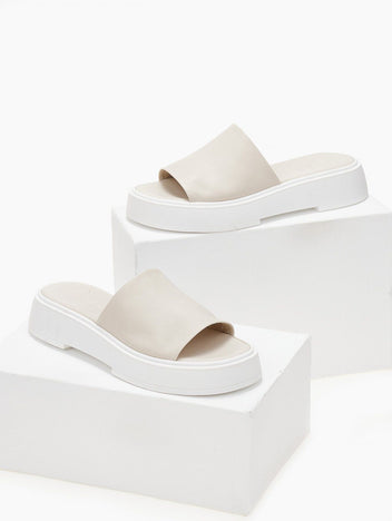 Σανδάλια flatforms δερμάτινα με φαρδιά φάσα Iris Sandals - Ζαχαρί - thefashionproject.gr - IRIS