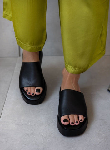 Σανδάλια flatforms δερμάτινα με φαρδιά φάσα tfp - Μαύρο - thefashionproject.gr - TFP