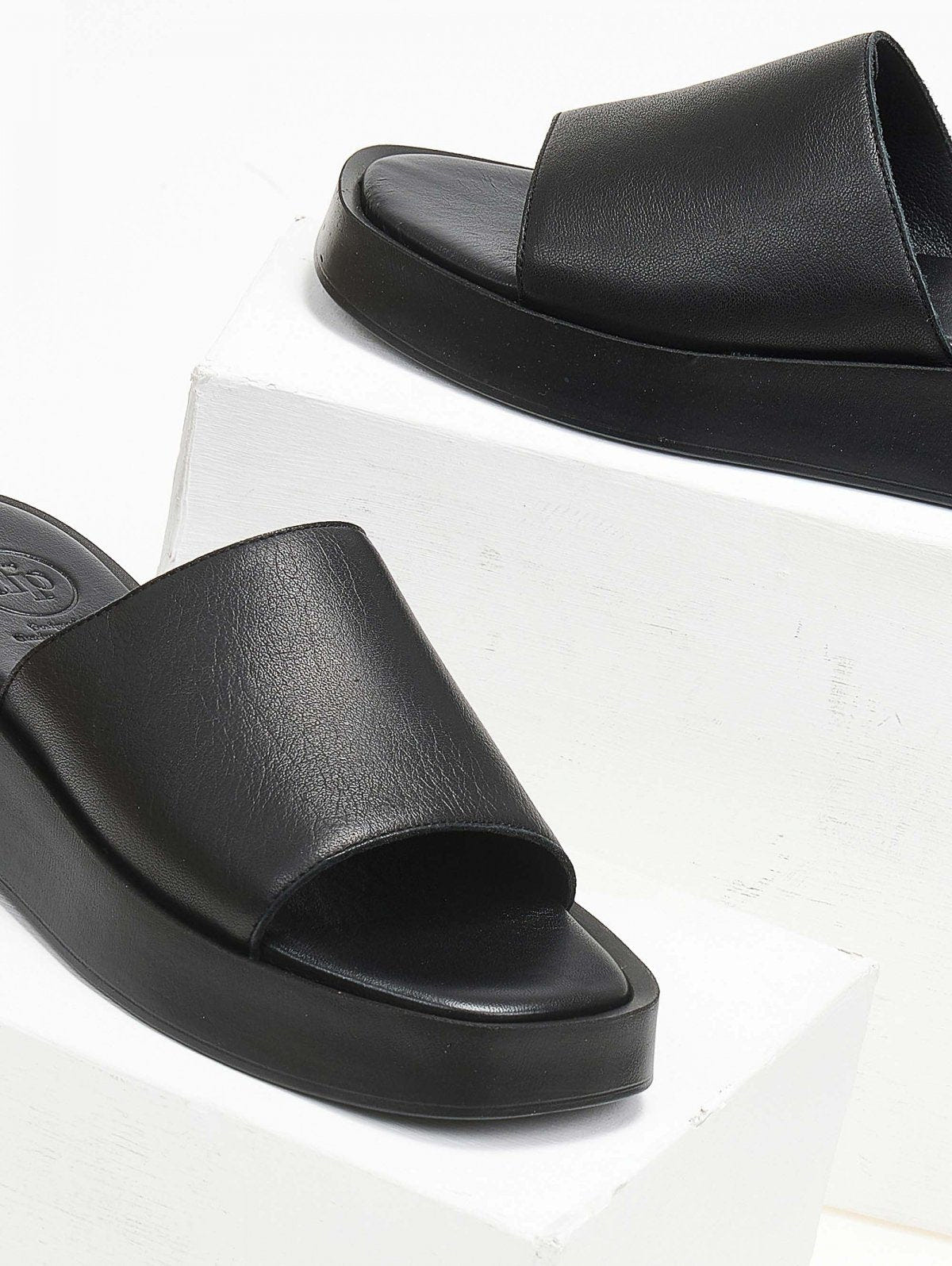 Σανδάλια flatforms δερμάτινα με φαρδιά φάσα tfp - Μαύρο - thefashionproject.gr - TFP