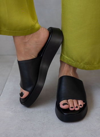 Σανδάλια flatforms δερμάτινα με φαρδιά φάσα tfp - Μαύρο - thefashionproject.gr - TFP