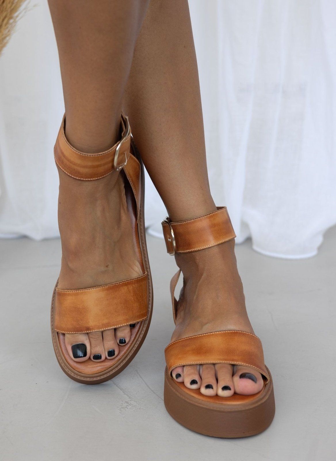 Σανδάλια flatforms δερμάτινα με μπαρέτα TFP - Ταμπά - thefashionproject.gr - TFP