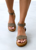 Σανδάλια flatforms καστόρινα Estil - Λαδί - thefashionproject.gr - Estil
