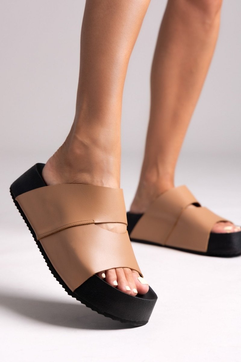 Σανδάλια flatforms με άνοιγμα Iris Sandals - Τάουπε - thefashionproject.gr - IRIS