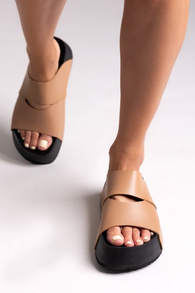 Σανδάλια flatforms με άνοιγμα Iris Sandals - Τάουπε - thefashionproject.gr - IRIS