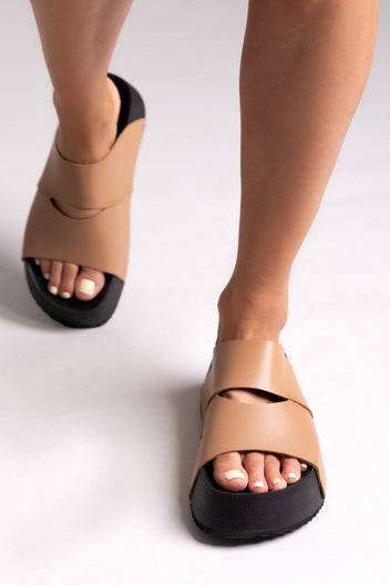 Σανδάλια flatforms με άνοιγμα Iris Sandals - Τάουπε - thefashionproject.gr - IRIS