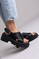 Σανδάλια flatforms με crossover φάσες ONLY 15340947 - Μαύρο - thefashionproject.gr - ONLY
