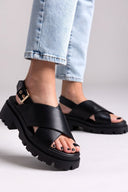 Σανδάλια flatforms με crossover φάσες ONLY 15340947 - Μαύρο - thefashionproject.gr - ONLY