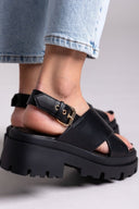 Σανδάλια flatforms με crossover φάσες ONLY 15340947 - Μαύρο - thefashionproject.gr - ONLY