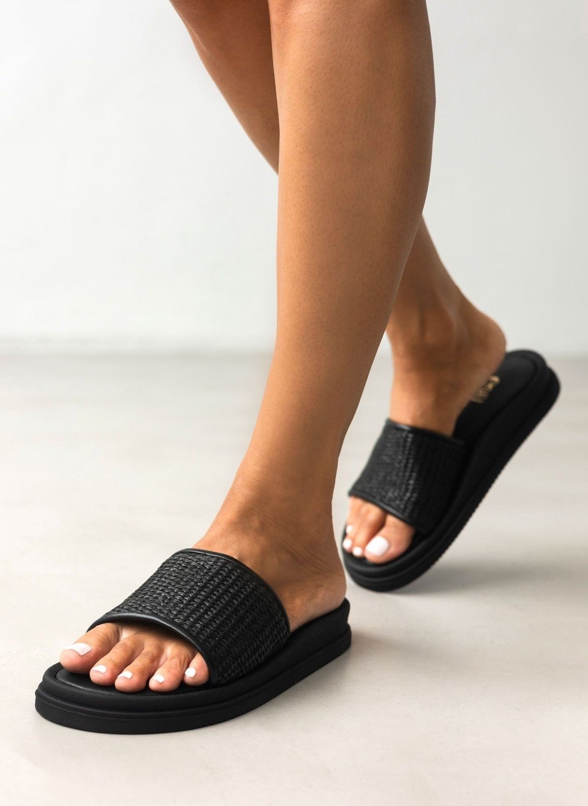 Σανδάλια flatforms με φαρδιά ψάθινη φάσα Estil - Μαύρο - thefashionproject.gr - Estil