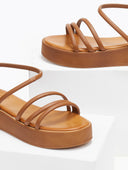 Σανδάλια flatforms με περαστό λουράκι estil