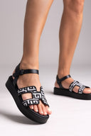 Σανδάλια flatforms με print μαίανδρο - Μαύρο - thefashionproject.gr - MIRA