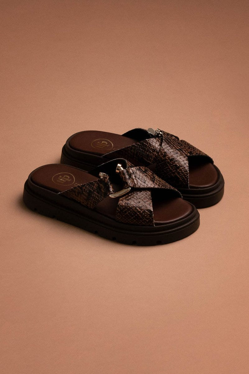 Σανδάλια flatforms με print Tfp - Καφέ - thefashionproject.gr - TFP