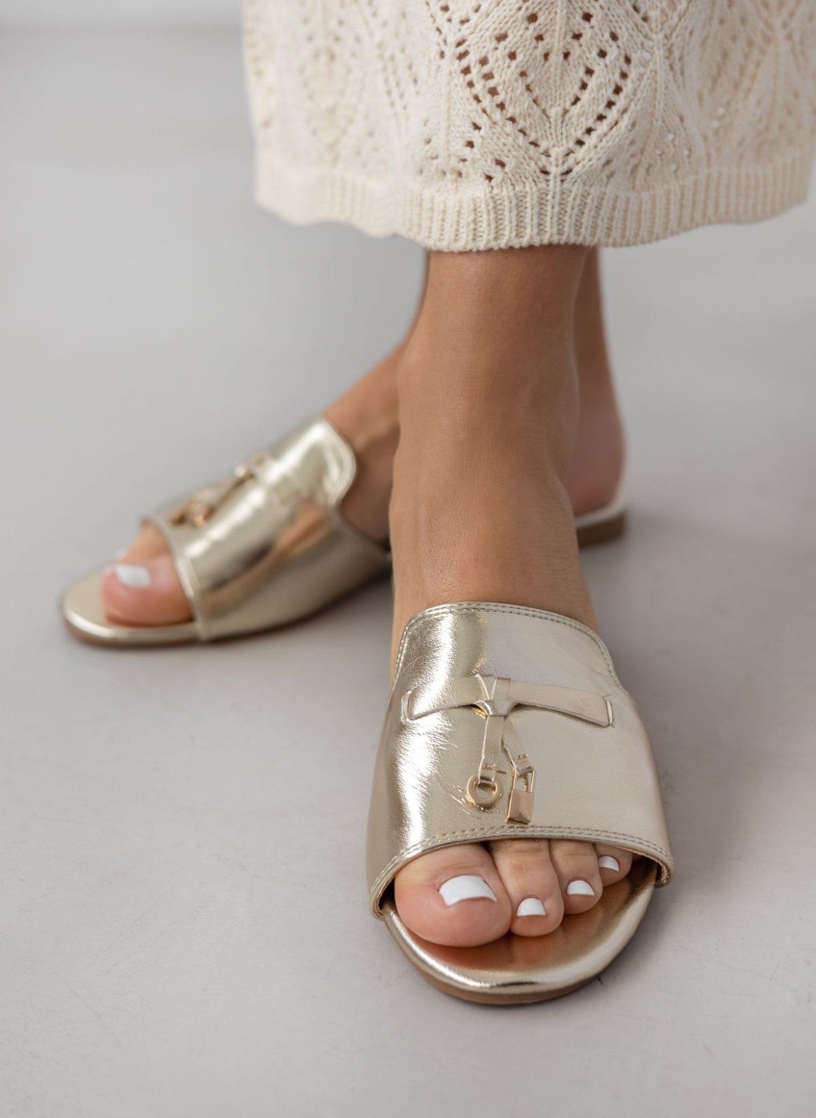 Σανδάλια με μεταλλικά charms ERYNN - Χρυσό - thefashionproject.gr - ERYNN