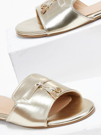 Σανδάλια με μεταλλικά charms ERYNN - Χρυσό - thefashionproject.gr - ERYNN