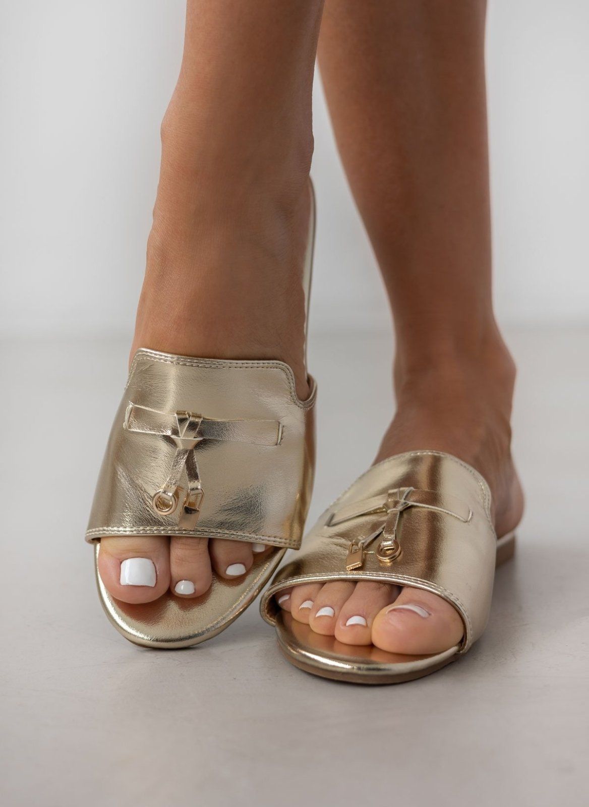 Σανδάλια με μεταλλικά charms ERYNN - Χρυσό - thefashionproject.gr - ERYNN