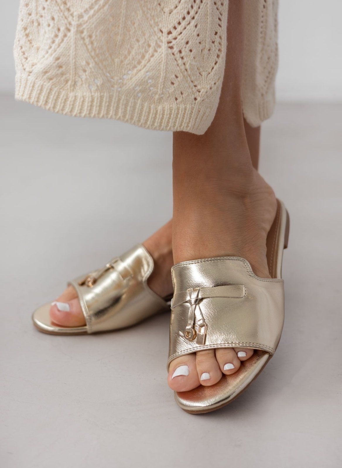 Σανδάλια με μεταλλικά charms ERYNN - Χρυσό - thefashionproject.gr - ERYNN