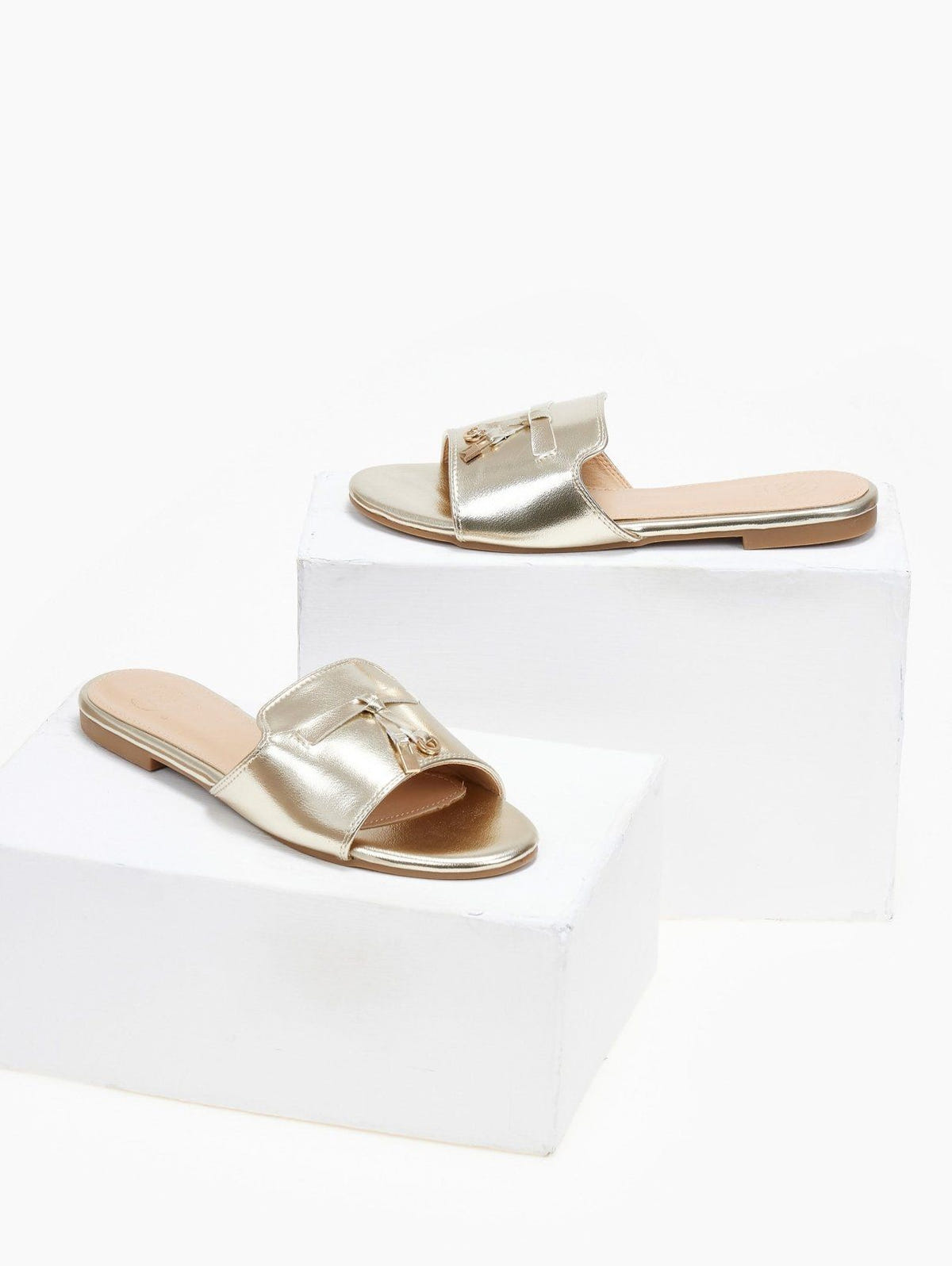 Σανδάλια με μεταλλικά charms ERYNN - Χρυσό - thefashionproject.gr - ERYNN