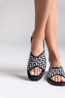 Σανδάλια με print μαίανδρο - Μαύρο - thefashionproject.gr - MIRA