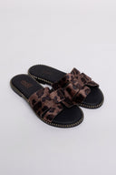 Σανδάλια ponyskin με print και περαστές φάσες Estil - Καφέ - thefashionproject.gr - Estil