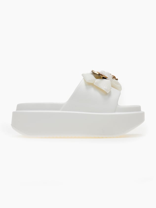 Slides με φιόγκο και μεταλλικό charm - Λευκό - thefashionproject.gr - The Fashion Project