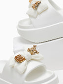 Slides με φιόγκο και μεταλλικό charm - Λευκό - thefashionproject.gr - The Fashion Project