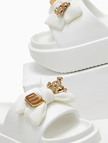 Slides με φιόγκο και μεταλλικό charm - Λευκό - thefashionproject.gr - The Fashion Project