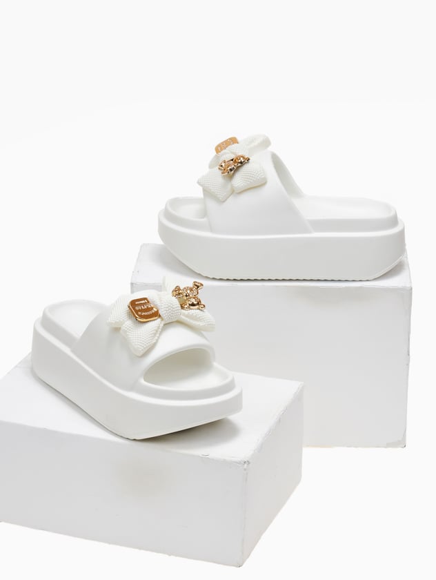 Slides με φιόγκο και μεταλλικό charm - Λευκό - thefashionproject.gr - The Fashion Project