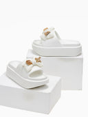Slides με φιόγκο και μεταλλικό charm - Λευκό - thefashionproject.gr - The Fashion Project