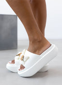 Slides με φιόγκο και μεταλλικό charm - Λευκό - thefashionproject.gr - The Fashion Project