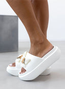 Slides με φιόγκο και μεταλλικό charm - Λευκό - thefashionproject.gr - The Fashion Project