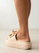 Slides με φιόγκο και μεταλλικό charm - Nude - thefashionproject.gr - The Fashion Project