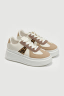 Sneakers flatforms σε συνδυασμούς υλικών